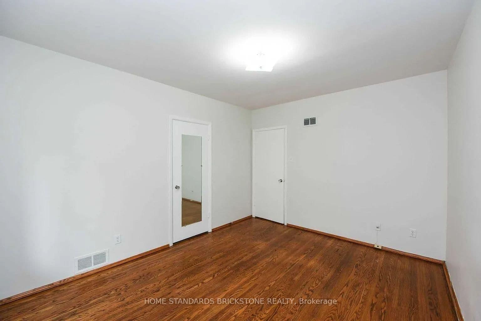 90 Centre Avenue N thumbnail 10