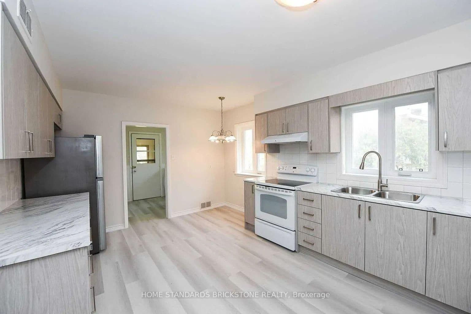 90 Centre Avenue N thumbnail 6