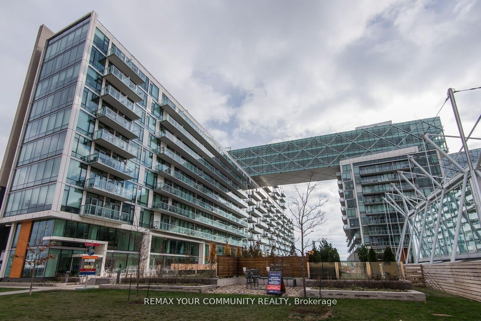 #815 - 39 Queens Quay E