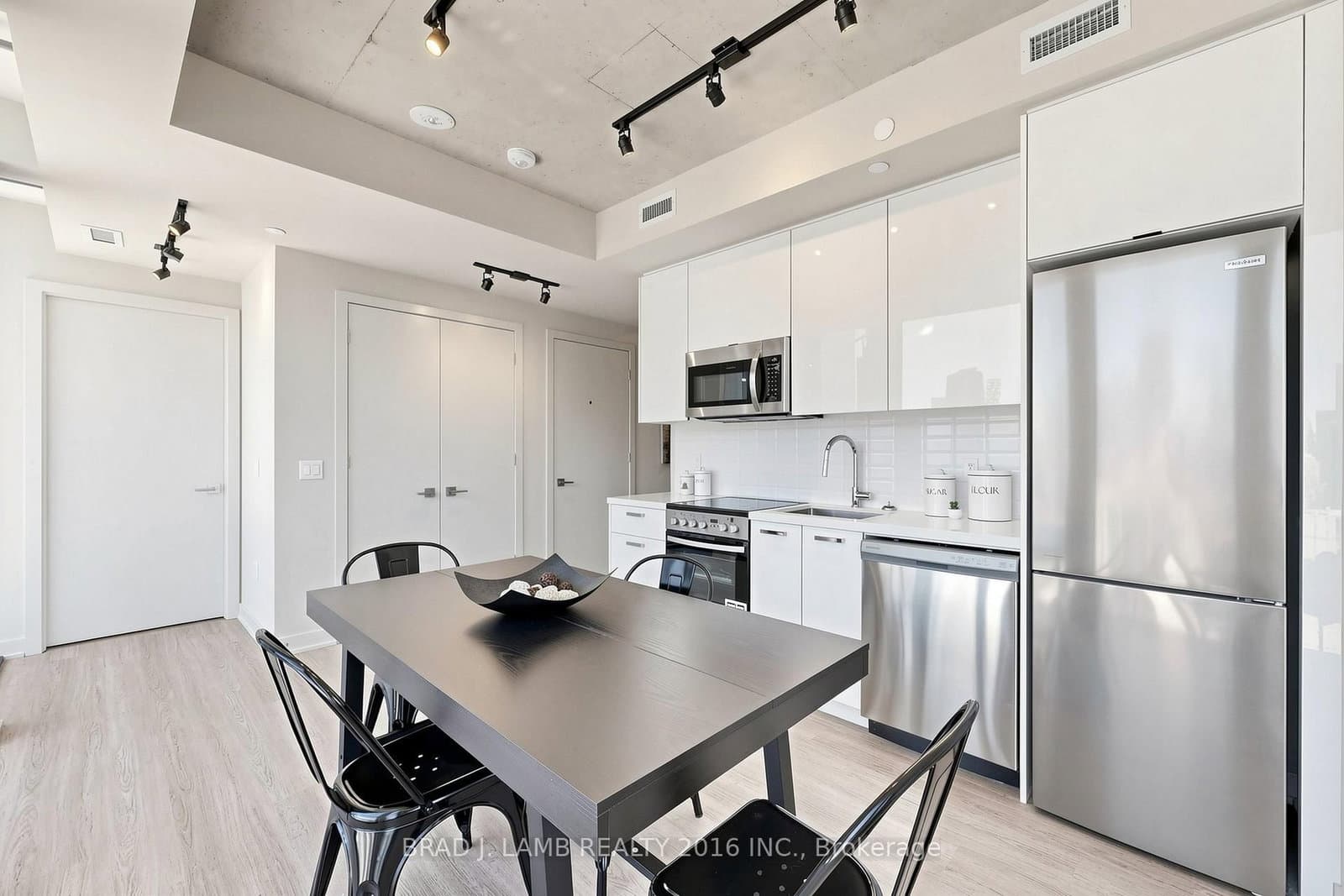 284 King Street E, Unit 2004 thumbnail 11