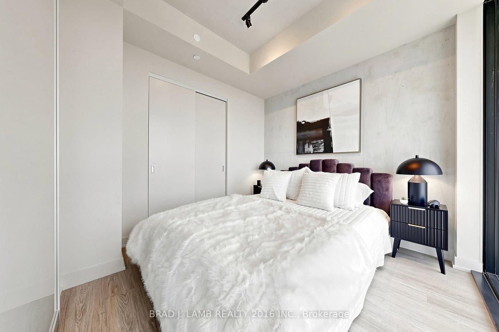 284 King Street E, Unit 2004 thumbnail 19