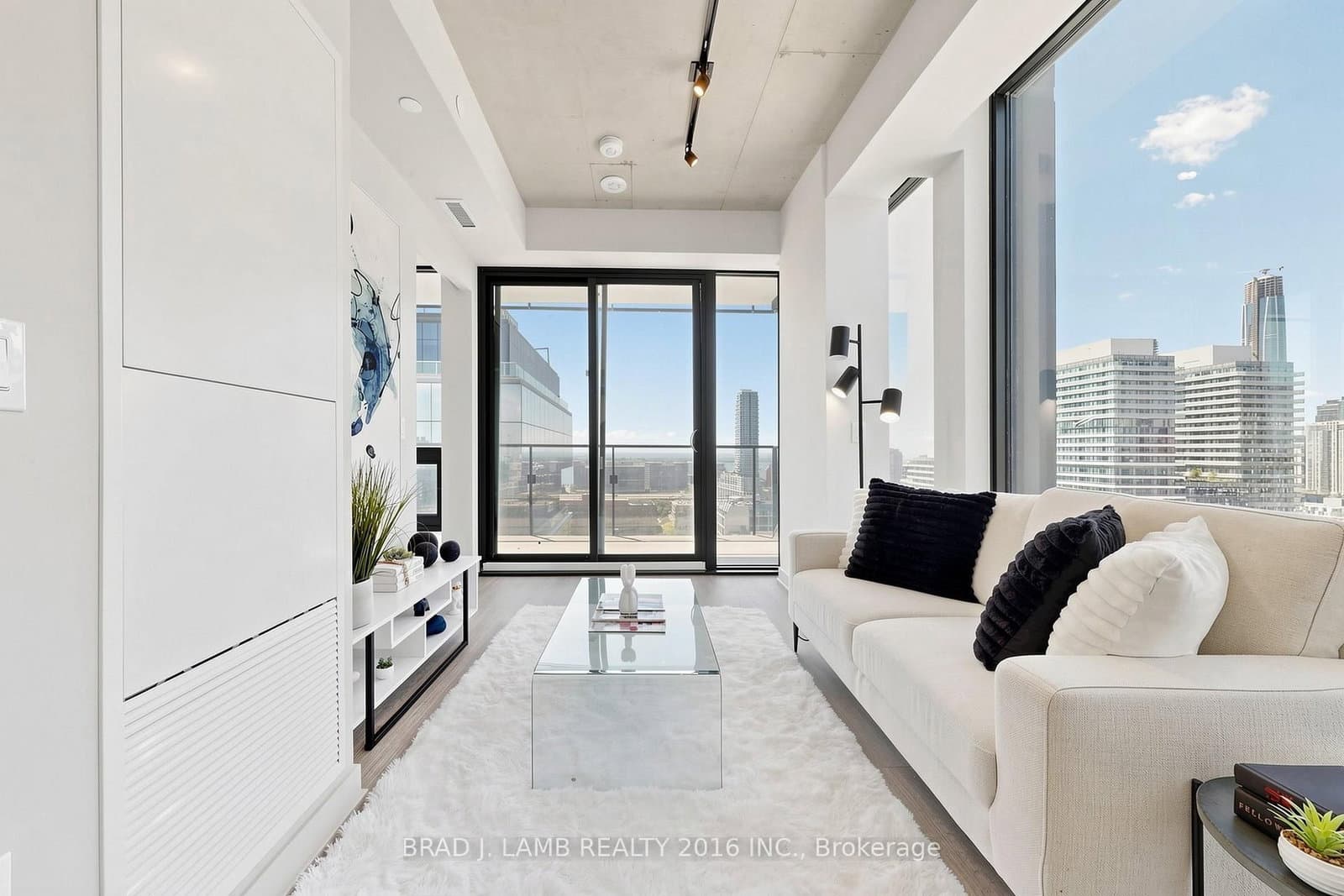 284 King Street E, Unit 2004 thumbnail 2