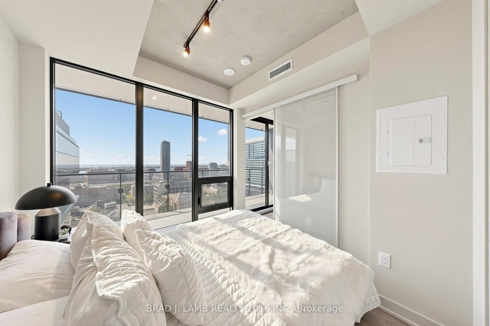 284 King Street E, Unit 2004 thumbnail 21