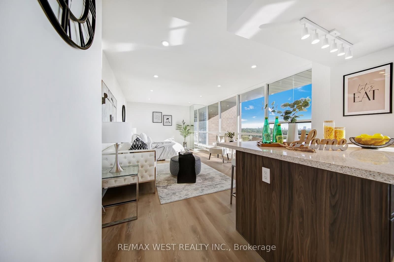 914 Yonge Street, Unit 1202 thumbnail 2
