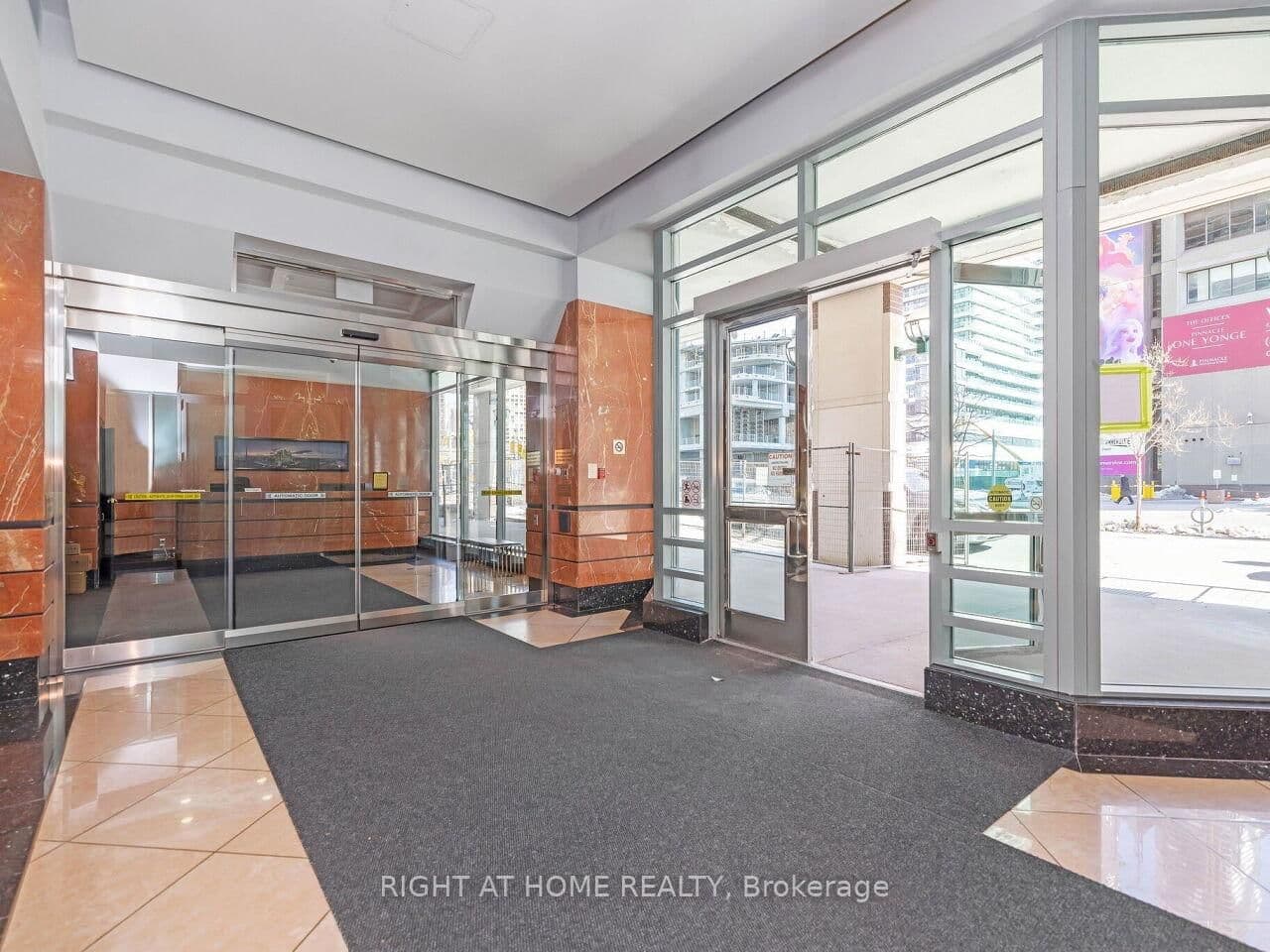 10 Yonge Street, Unit 1706 thumbnail 2