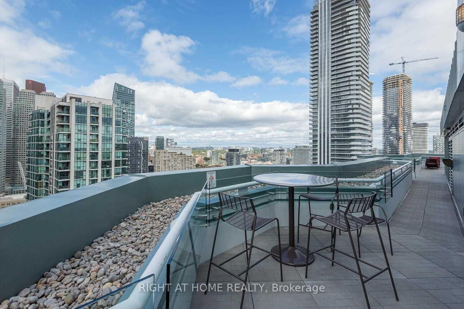 10 Yonge Street, Unit 1706 thumbnail 25
