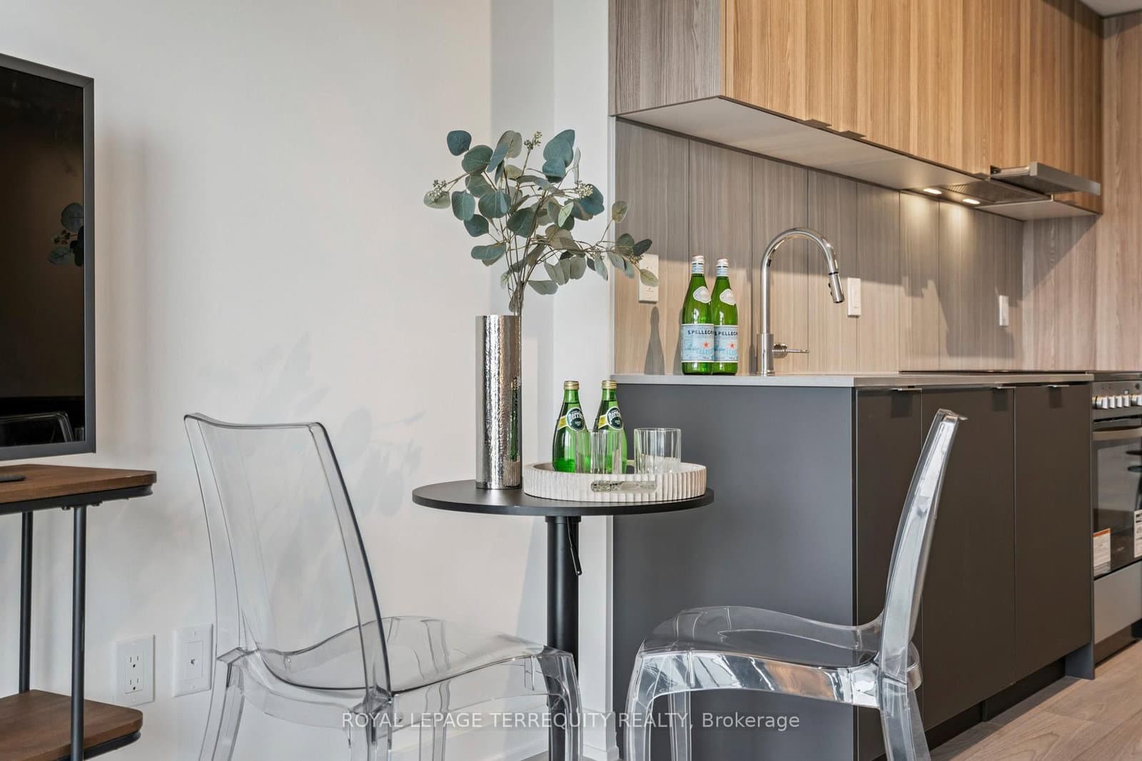 8 Tippett Road, Unit 809 thumbnail 6