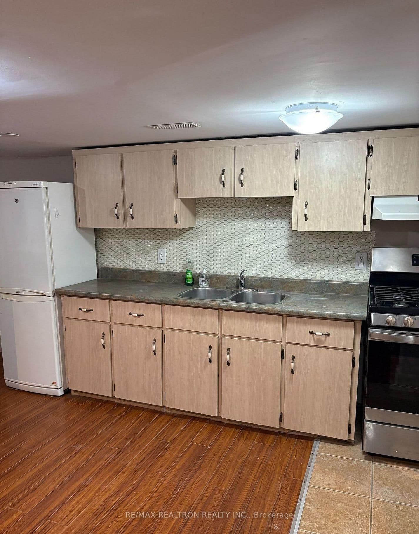 32 Macklem Avenue, Unit Lower thumbnail 2