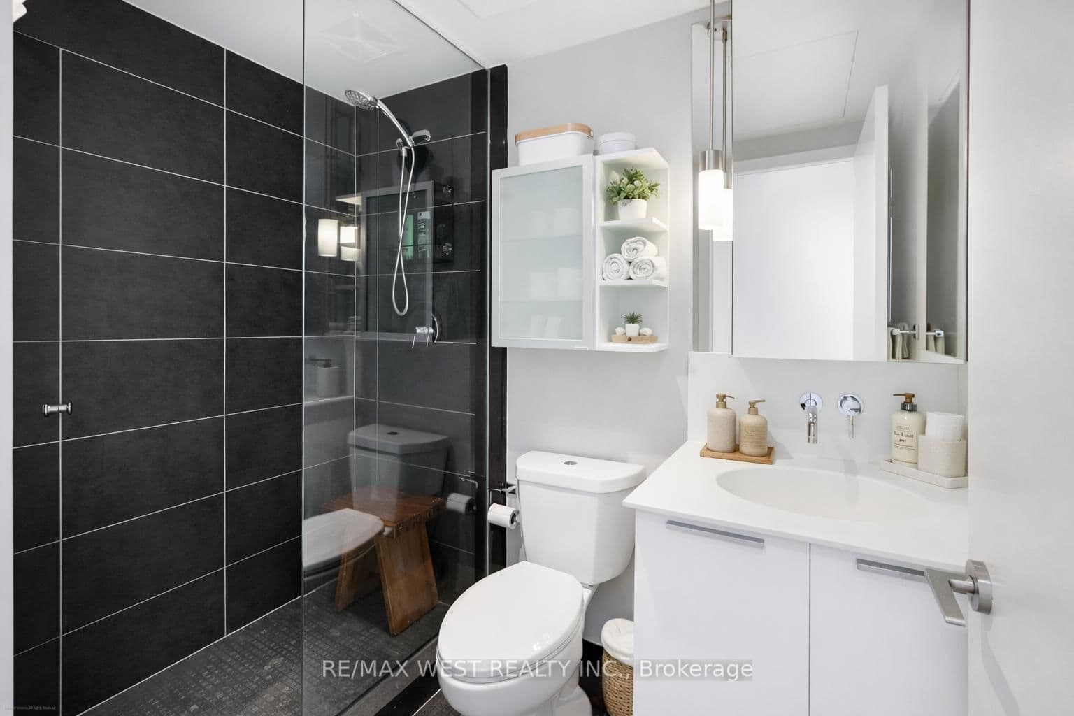 650 King Street W, Unit 310 thumbnail 4