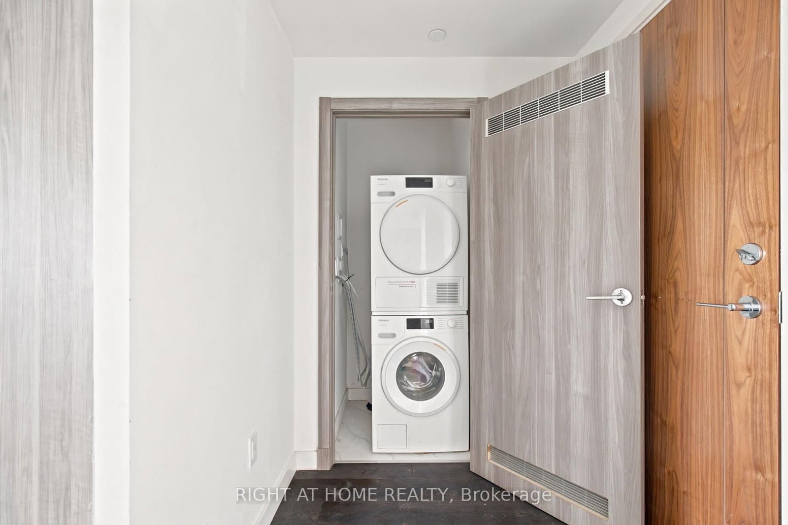 25 McMahon Drive, Unit 2107 thumbnail 18