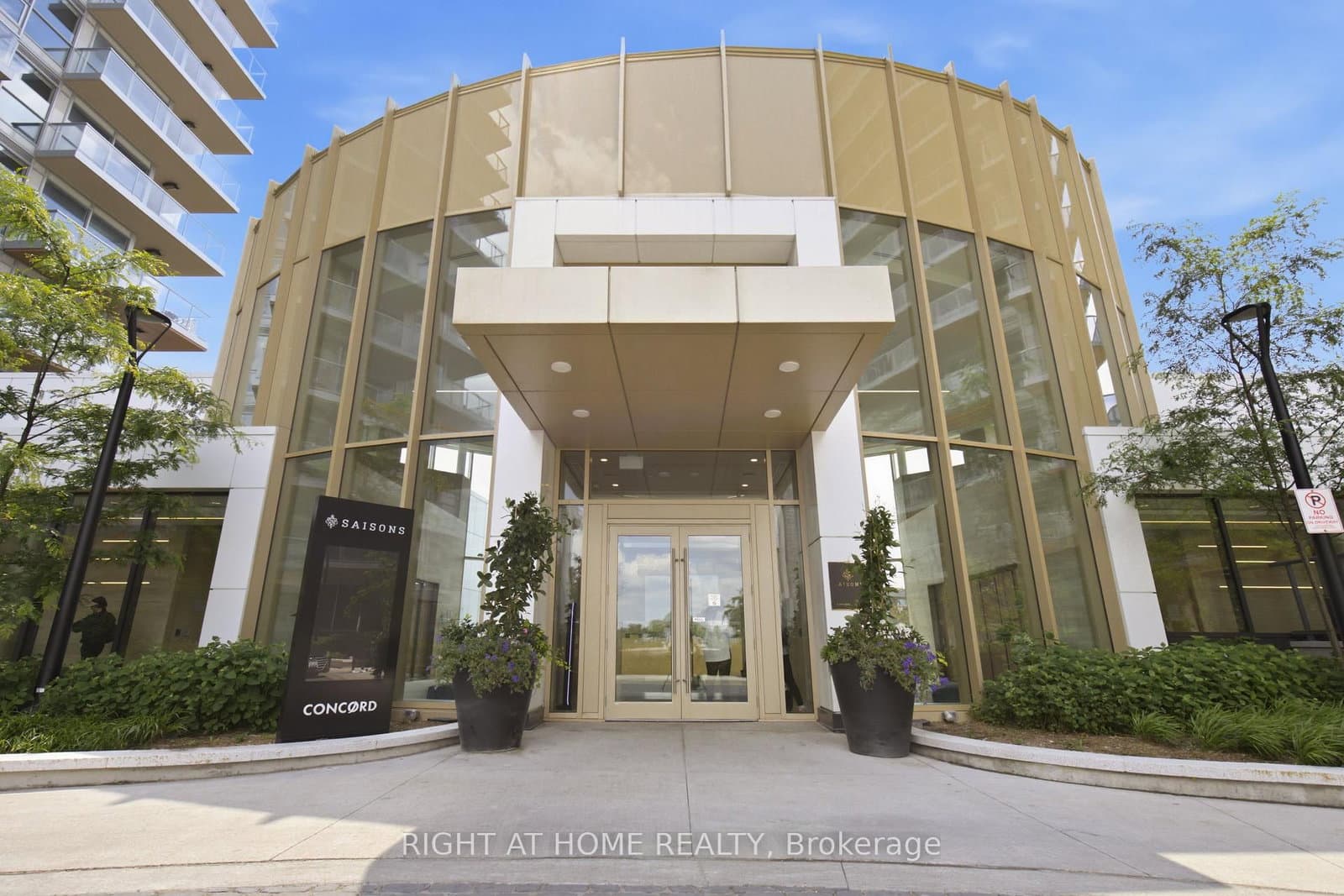 25 McMahon Drive, Unit 2107 thumbnail 2
