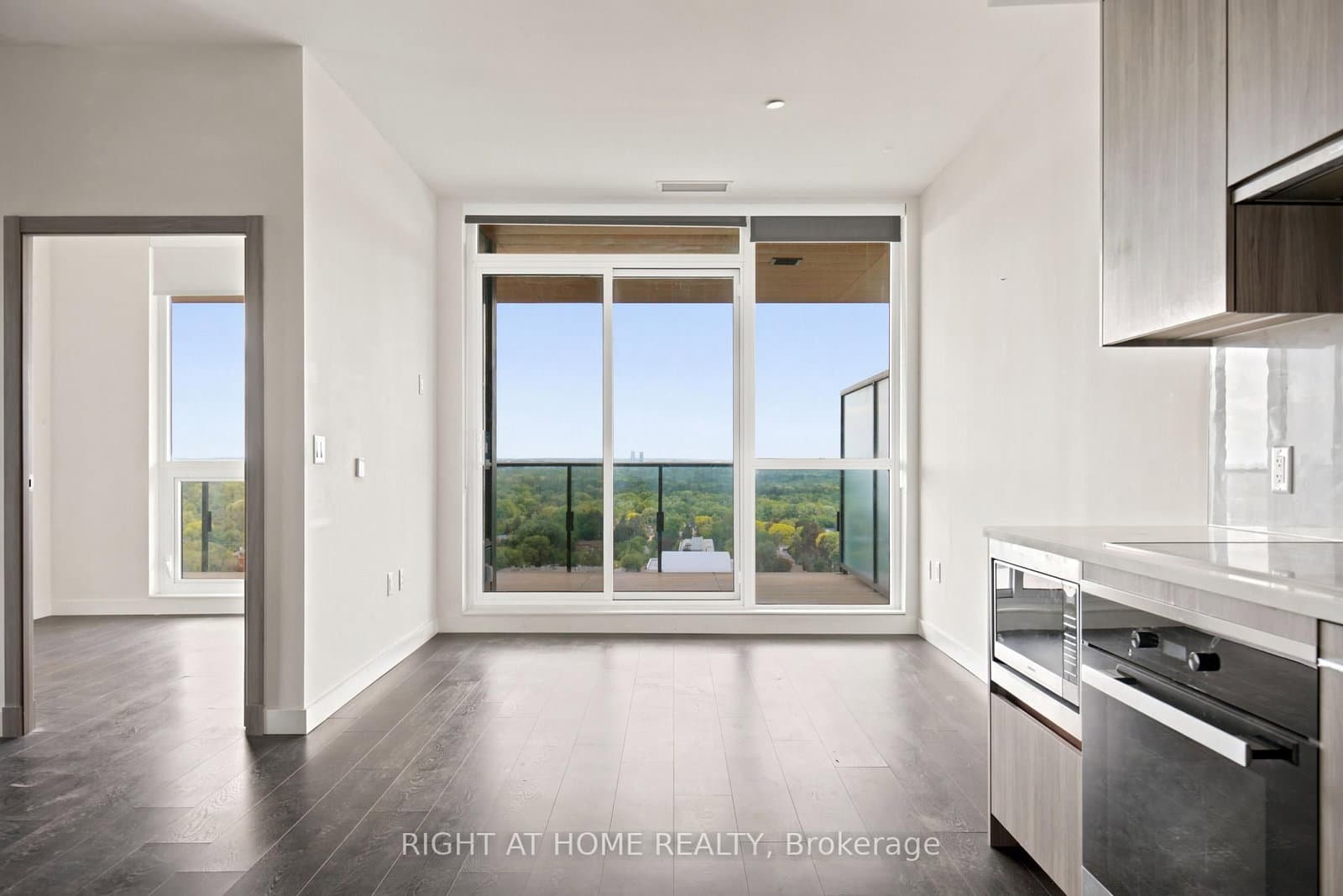 25 McMahon Drive, Unit 2107 thumbnail 9