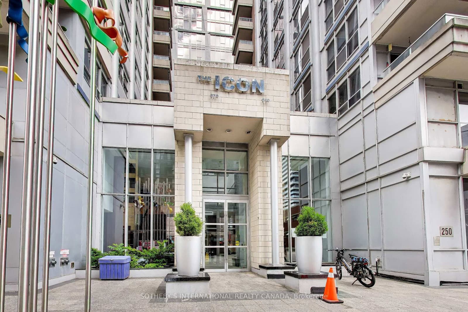 270 Wellington Street W, Unit 1005 thumbnail 4