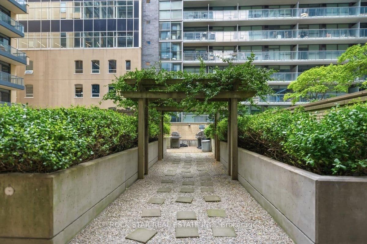 438 King Street W, Unit 720 thumbnail 24