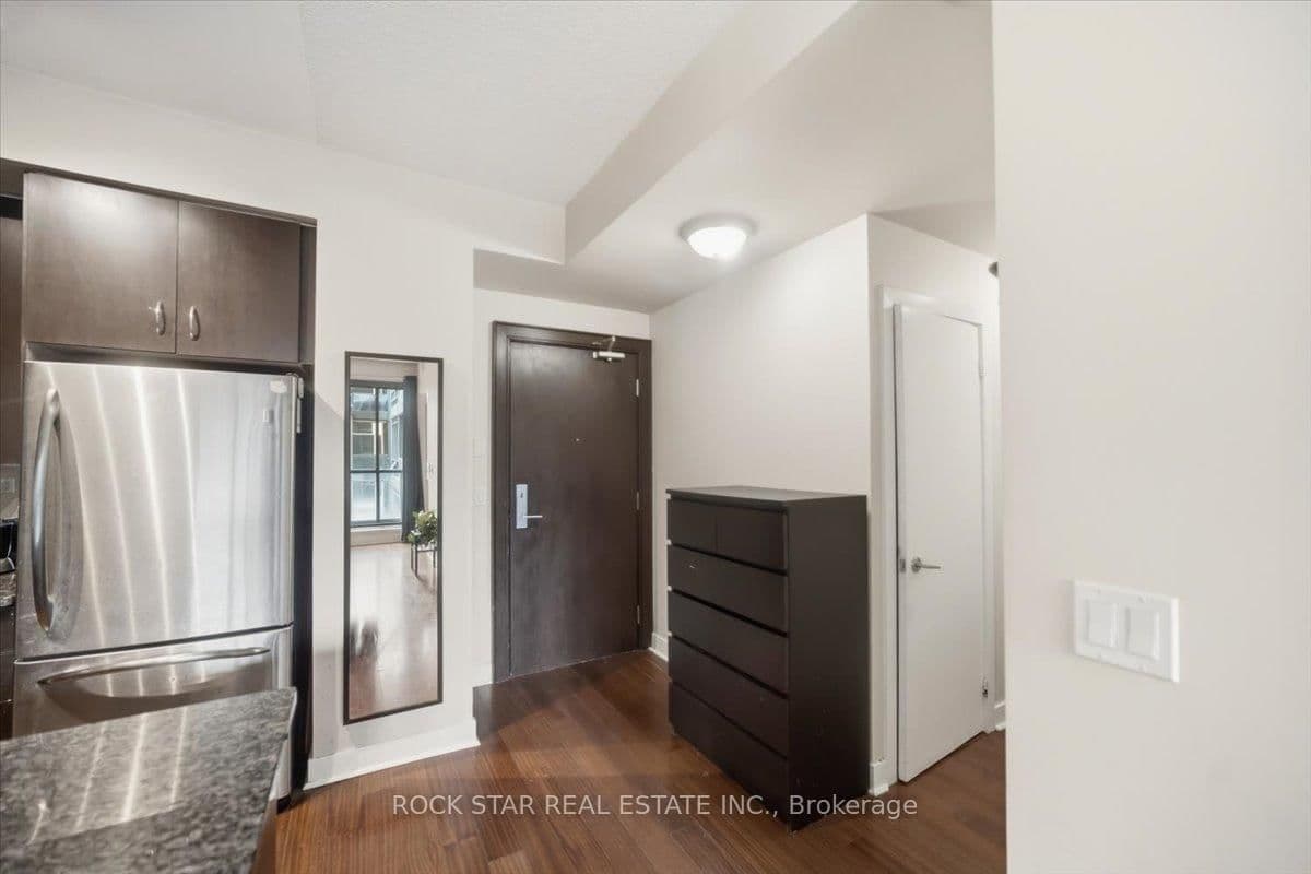 438 King Street W, Unit 720 thumbnail 4