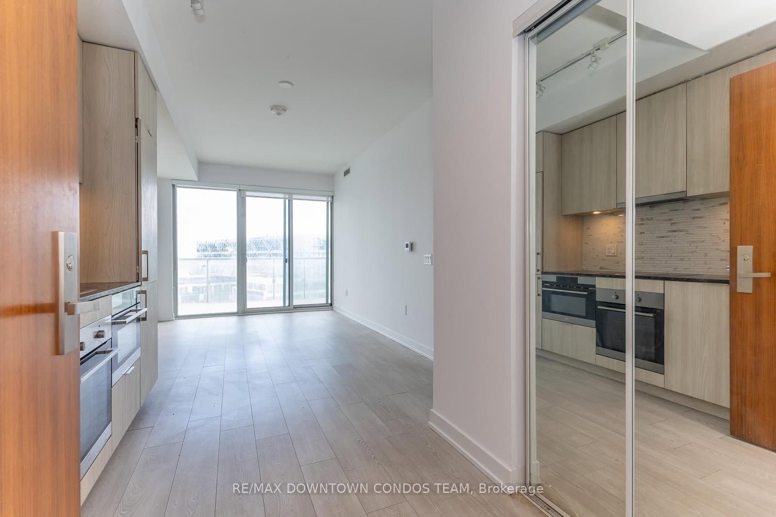 15 Queens Quay E, Unit 1410 thumbnail 4