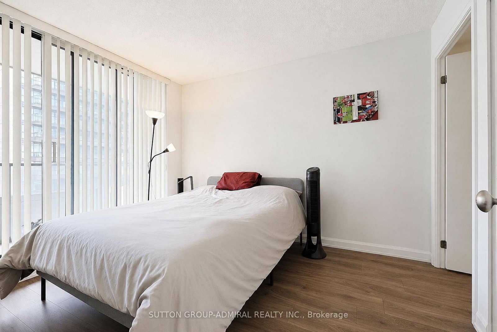 111 Elizabeth Street, Unit 905 thumbnail 15