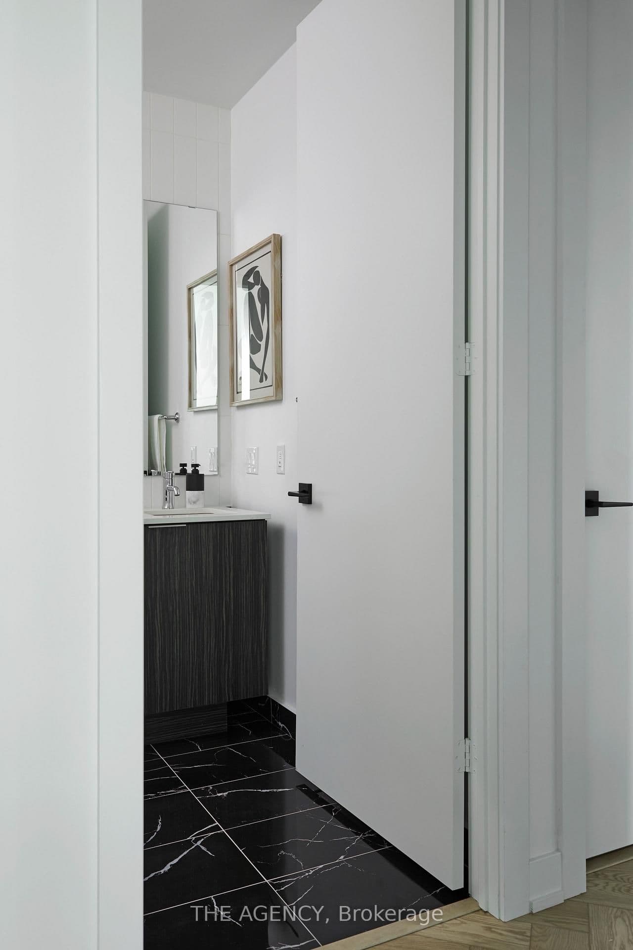 327 King Street W, Unit PH03 thumbnail 12