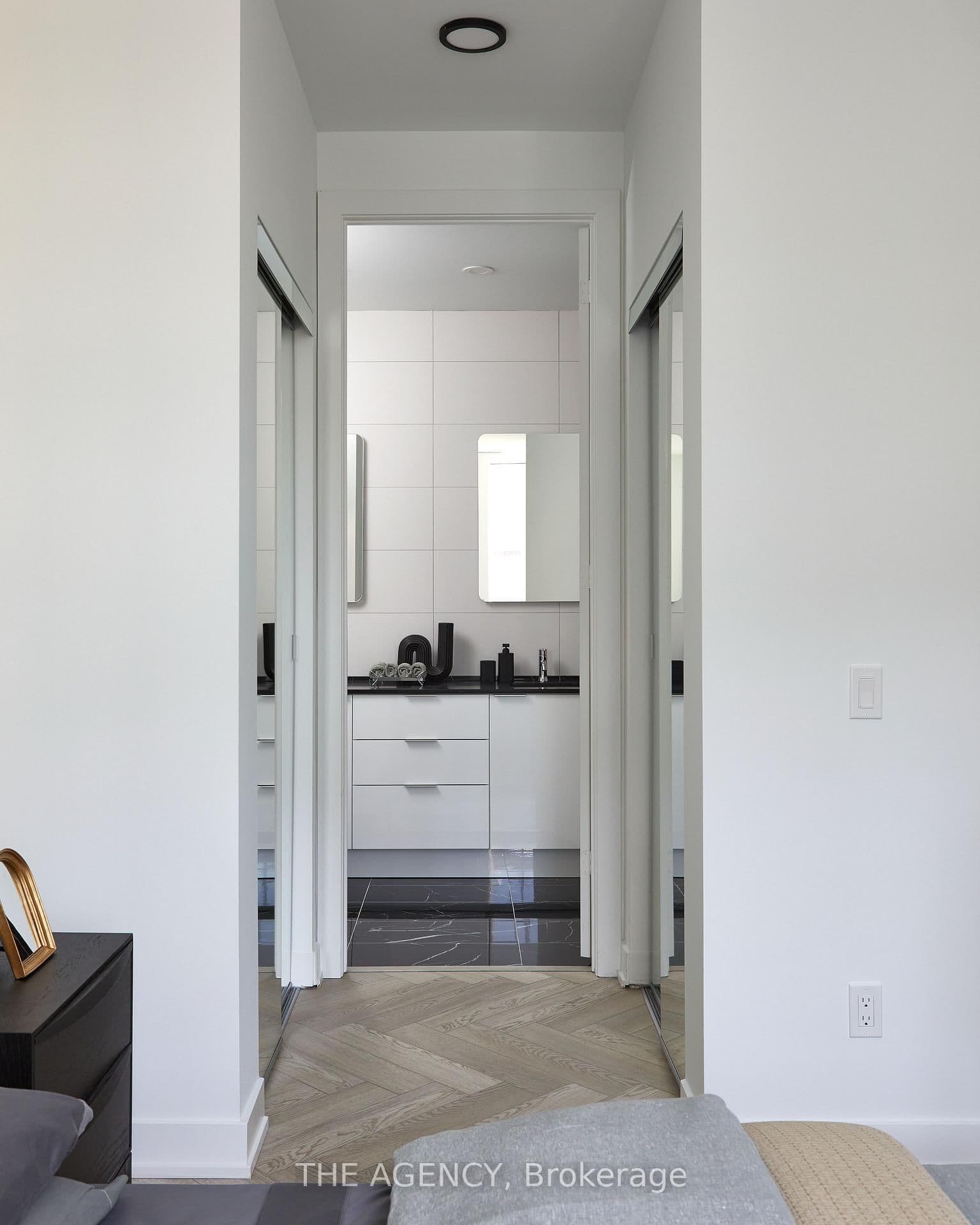 327 King Street W, Unit PH03 thumbnail 18