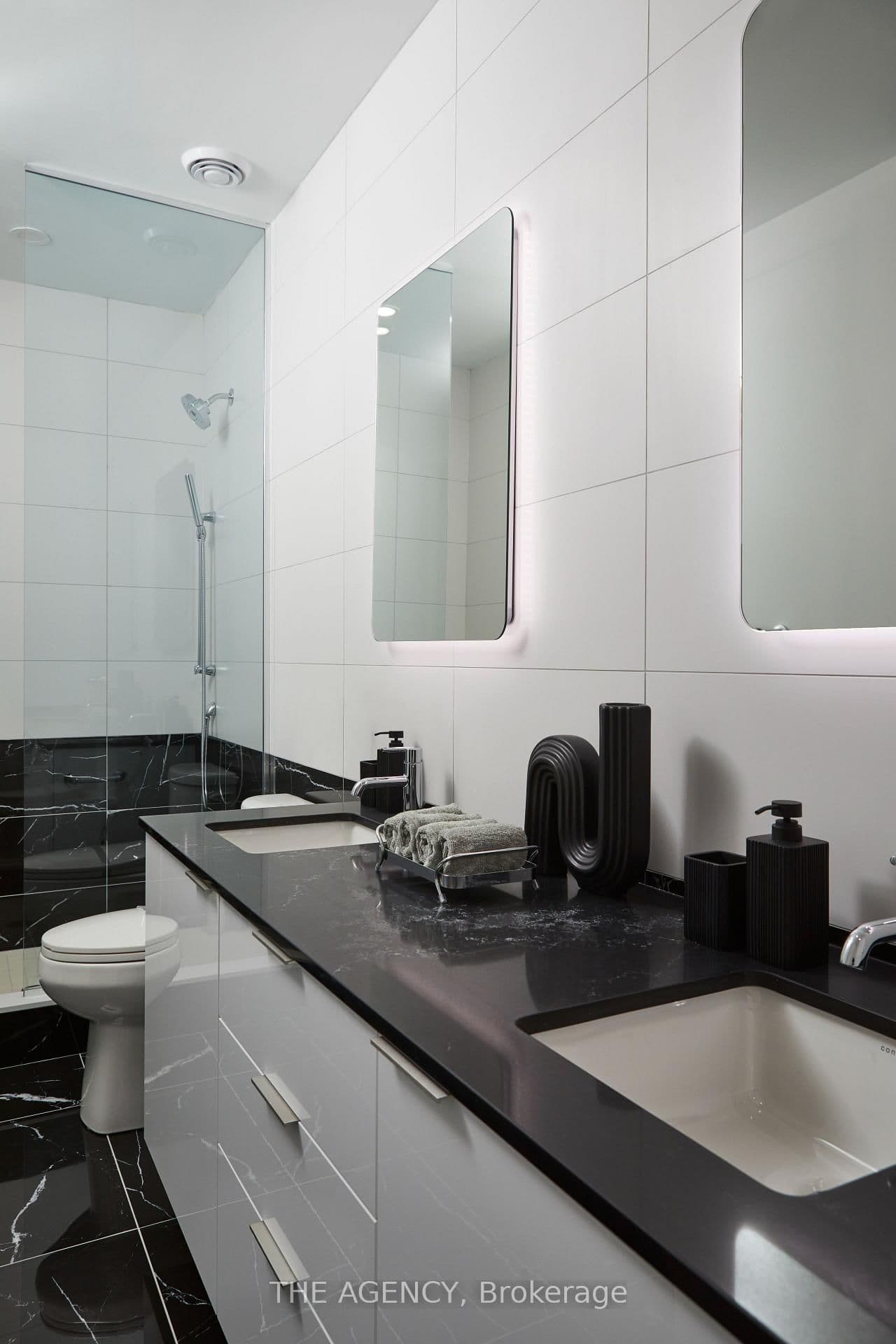 327 King Street W, Unit PH03 thumbnail 19