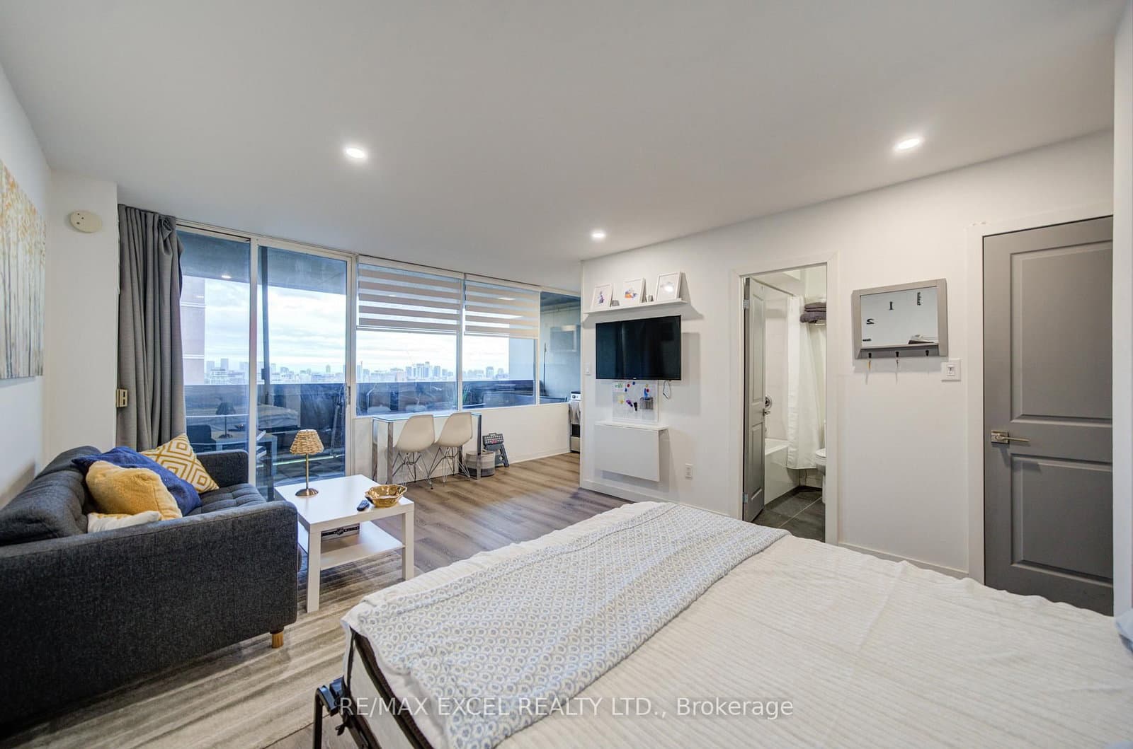 720 Spadina Avenue, Unit 1605 thumbnail 18