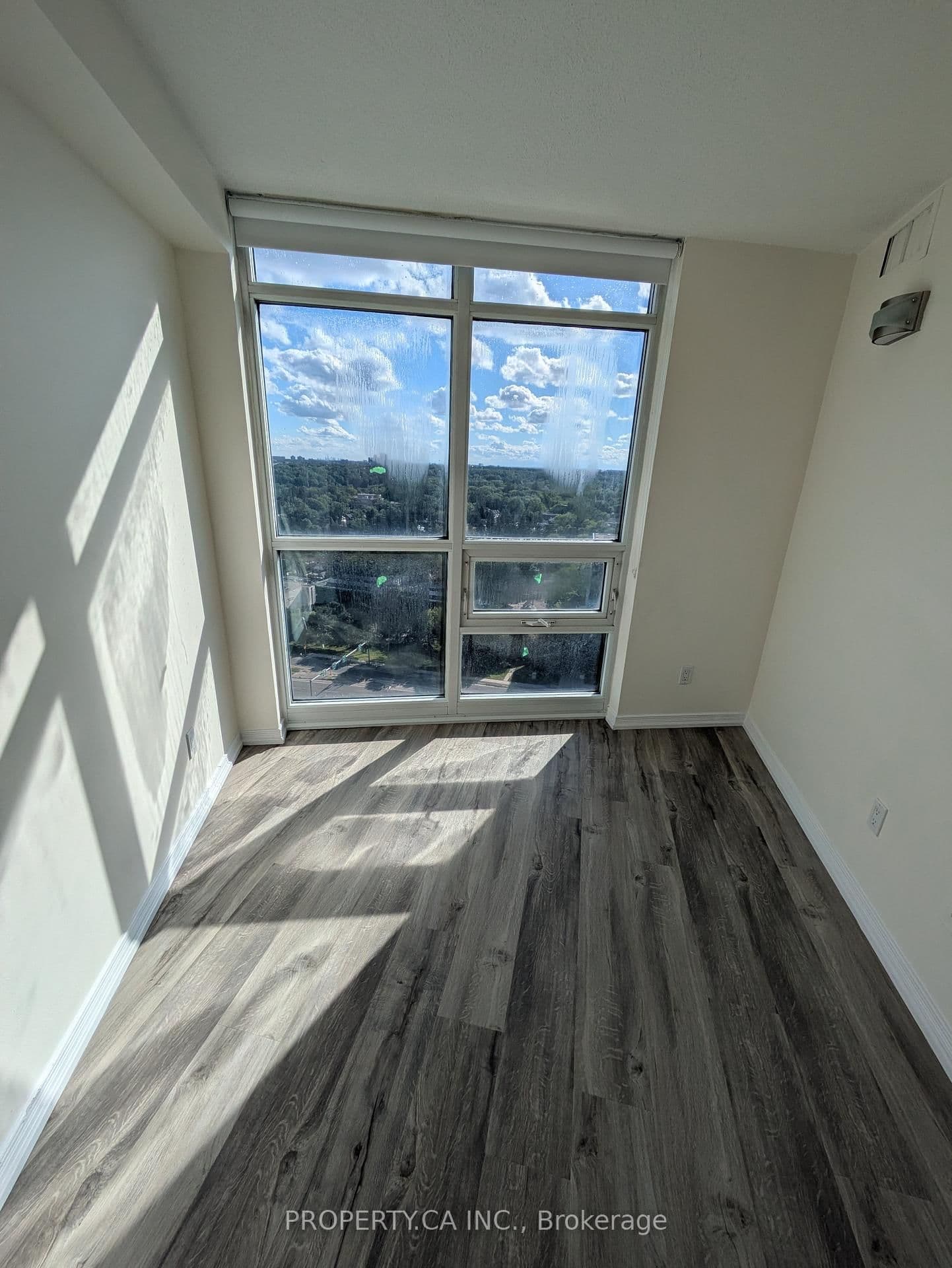 30 Harrison Garden Boulevard, Unit 1906 thumbnail 18