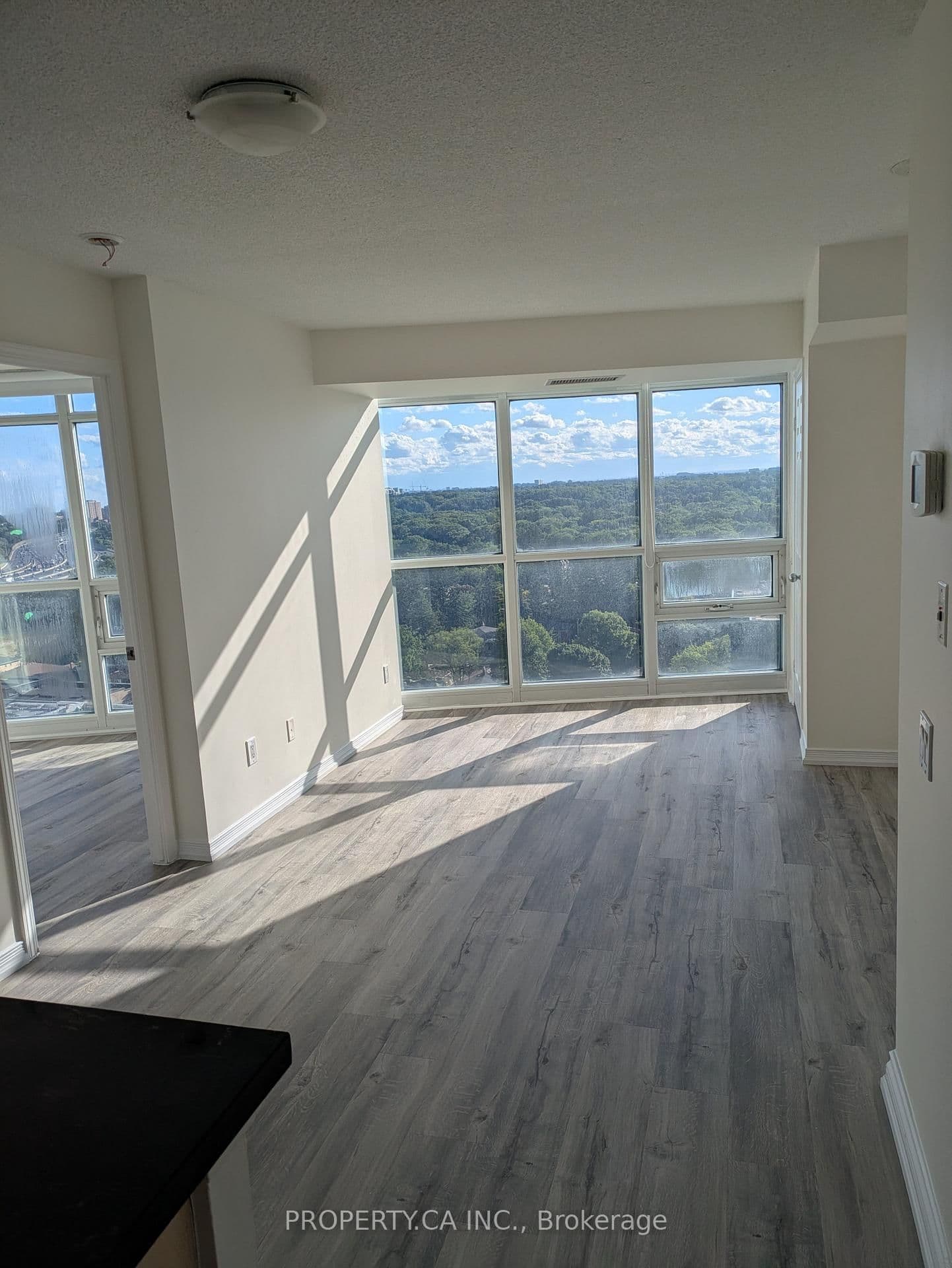 30 Harrison Garden Boulevard, Unit 1906 thumbnail 20