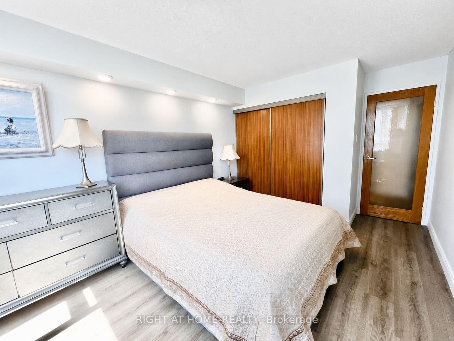 25 Maitland Street W, Unit 1001 thumbnail 12