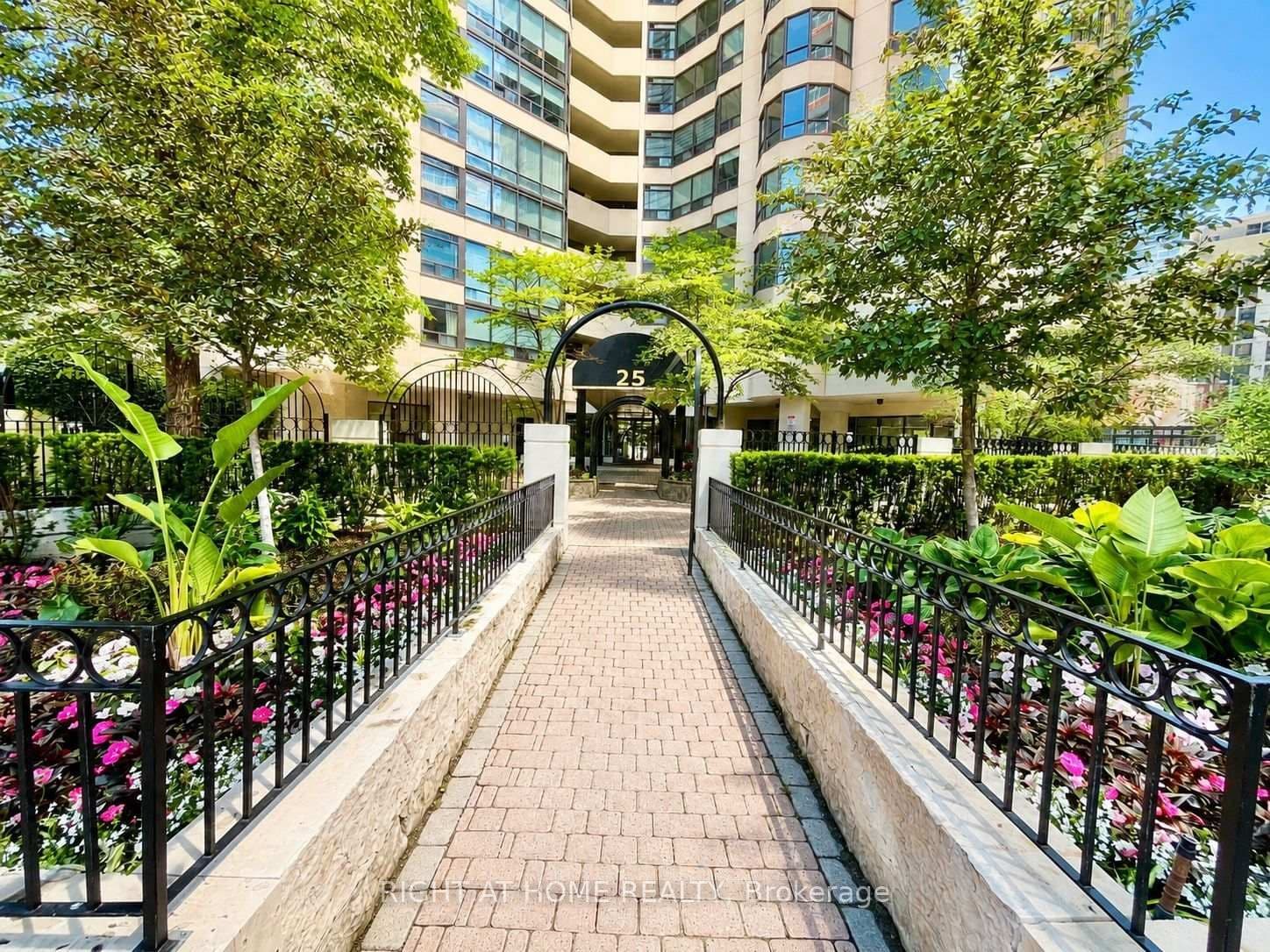 25 Maitland Street W, Unit 1001 thumbnail 2