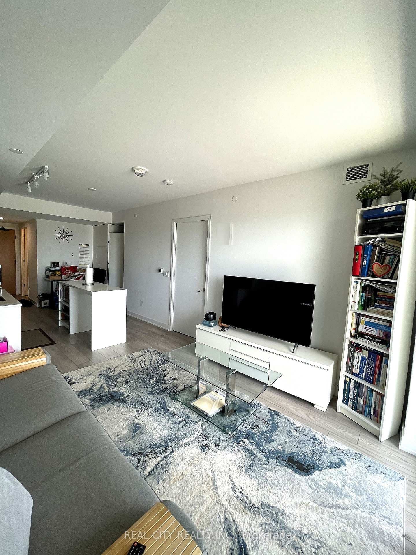 8 Tippett Road, Unit 808 thumbnail 3