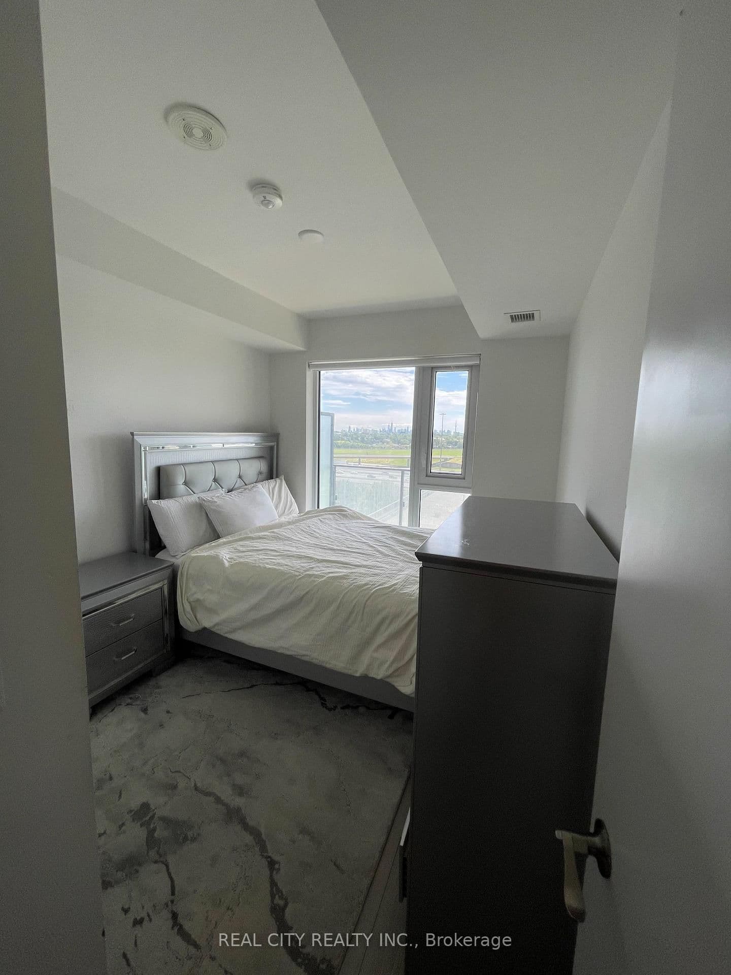 8 Tippett Road, Unit 808 thumbnail 5