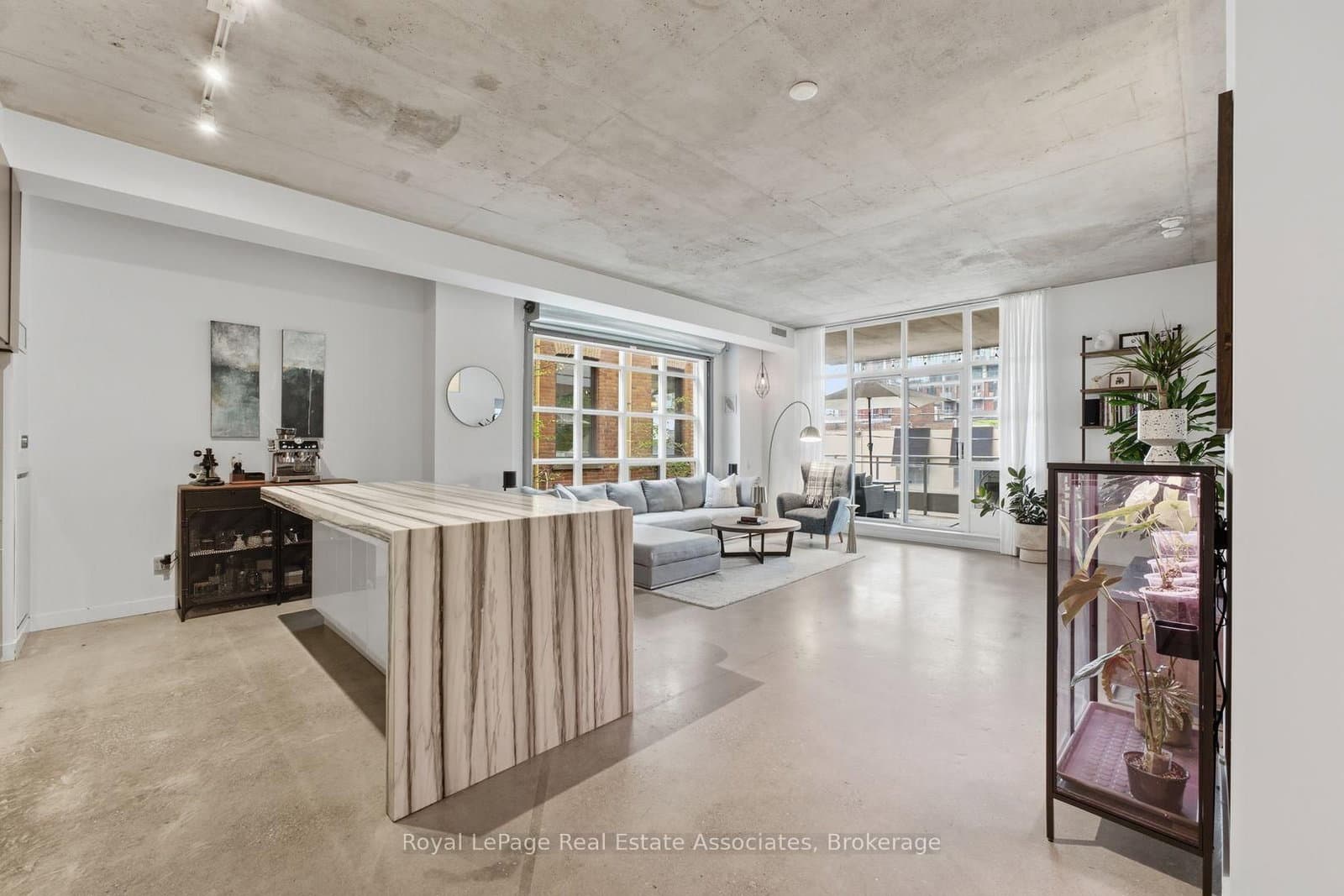 19 Brant Street, Unit 204 thumbnail 4