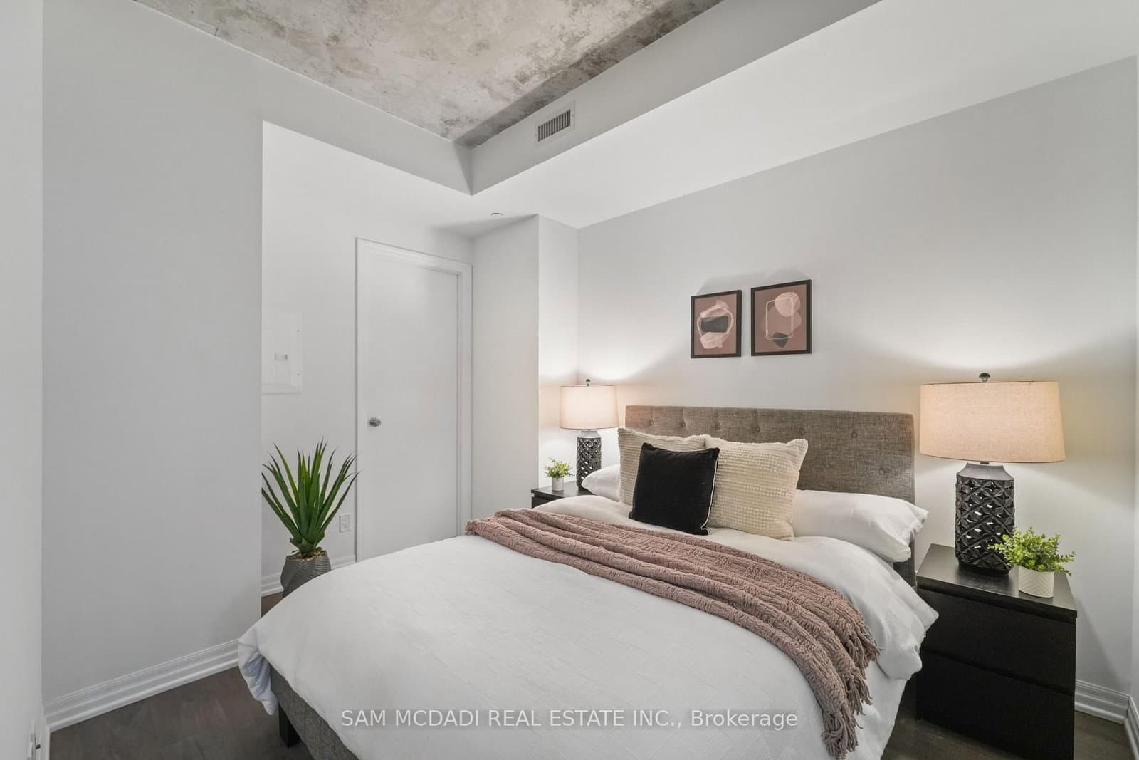 88 Blue Jays Way, Unit 1603 thumbnail 18