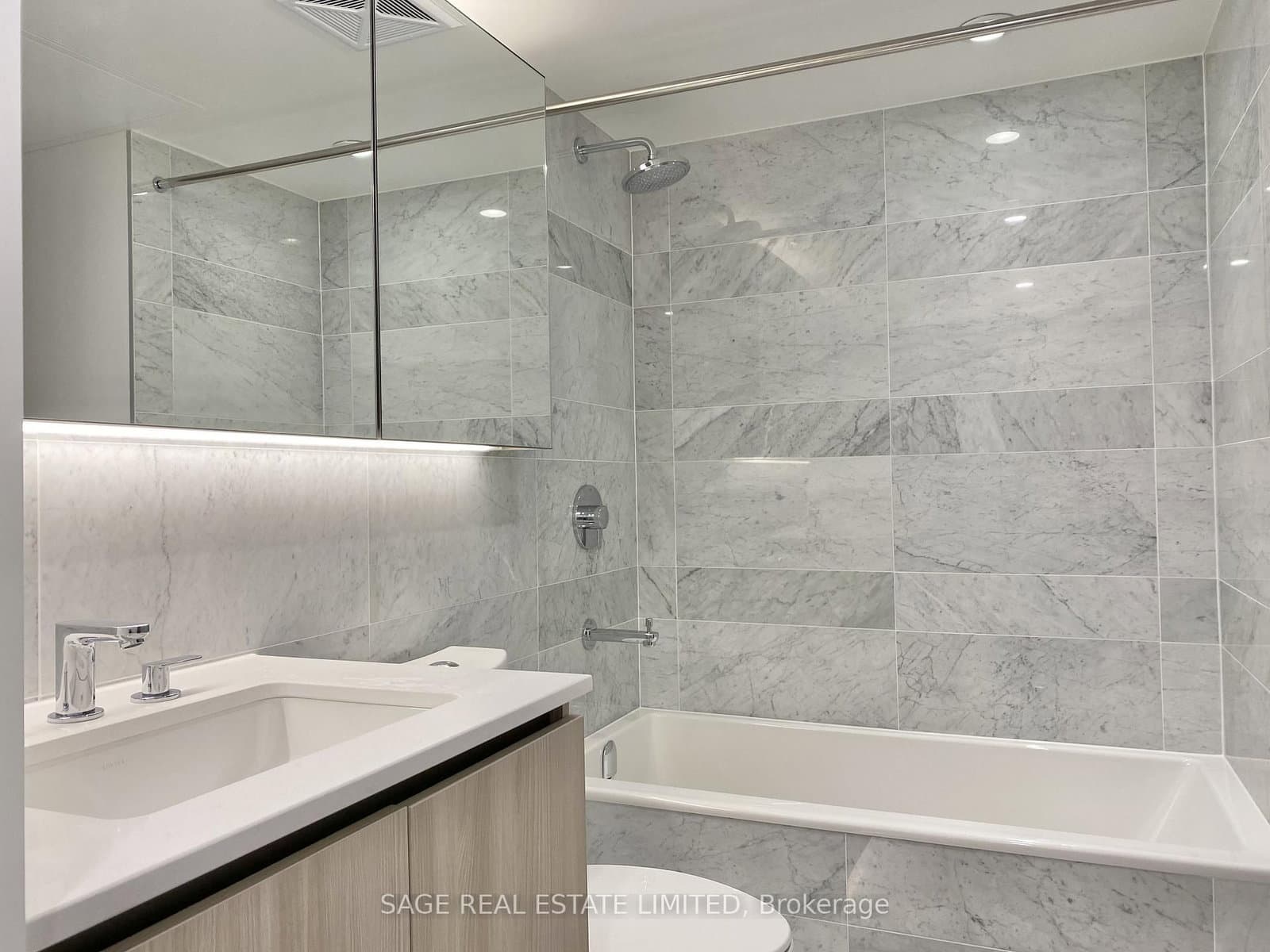 17 Bathurst Street, Unit 801 thumbnail 4