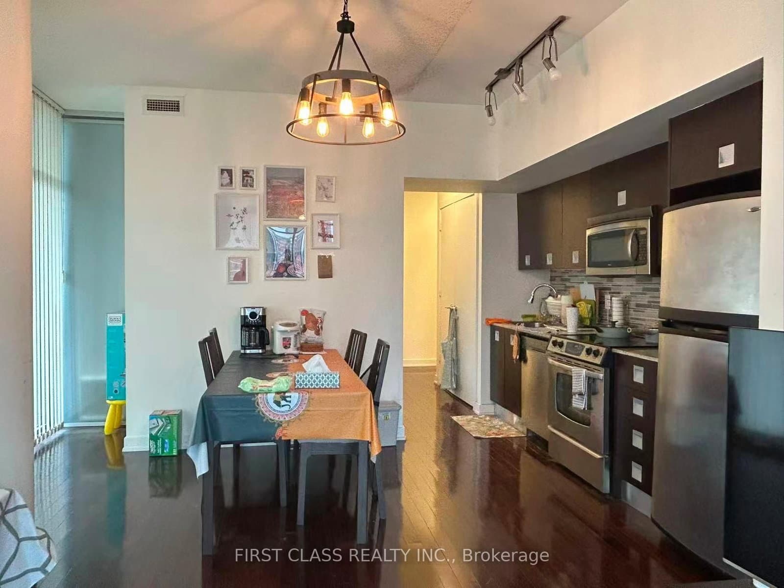 33 Charles Street E, Unit 1409 thumbnail 8