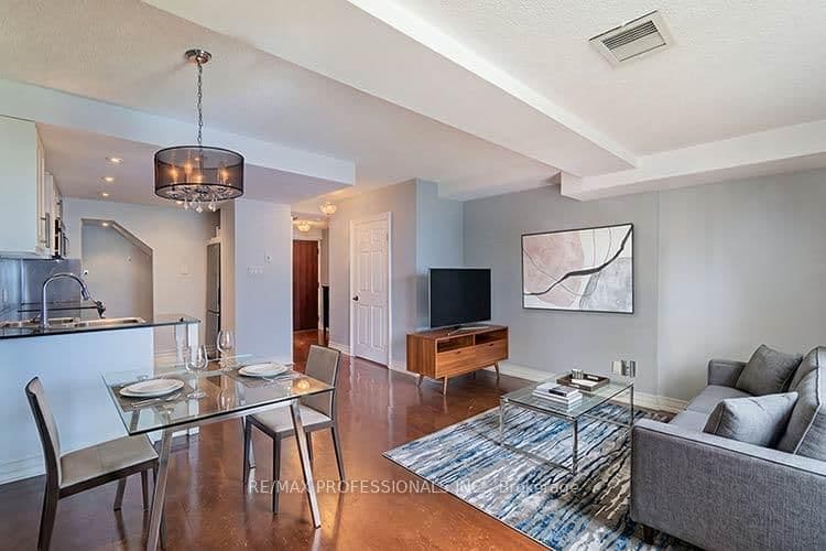 88 Charles Street E, Unit 702 thumbnail 11