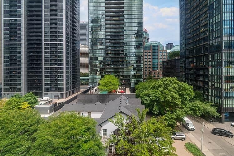 88 Charles Street E, Unit 702 thumbnail 14