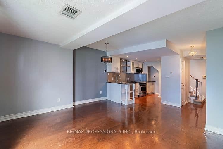 88 Charles Street E, Unit 702 thumbnail 15