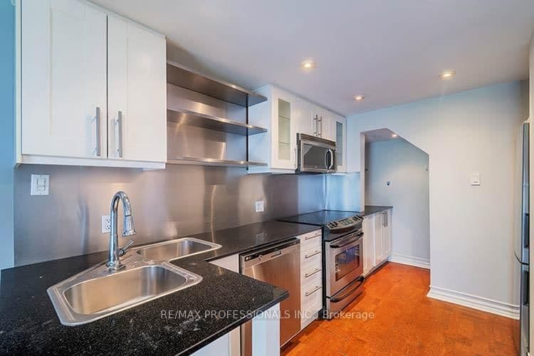 88 Charles Street E, Unit 702 thumbnail 17