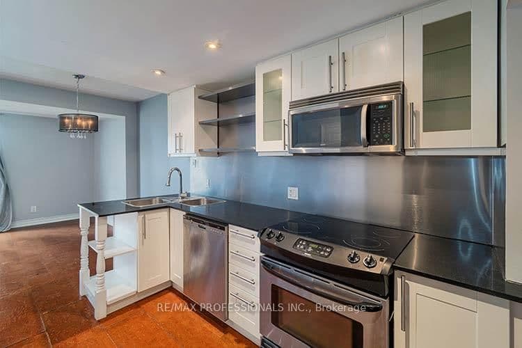 88 Charles Street E, Unit 702 thumbnail 18