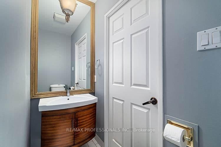 88 Charles Street E, Unit 702 thumbnail 20