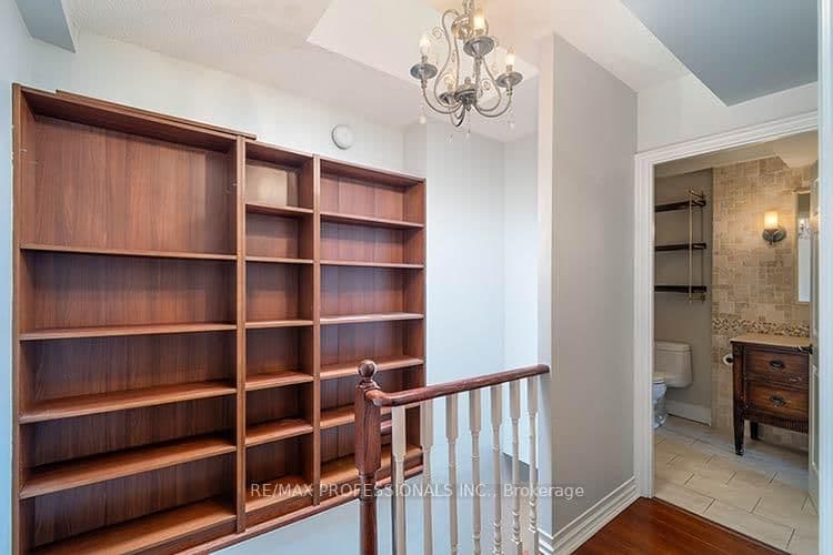 88 Charles Street E, Unit 702 thumbnail 22