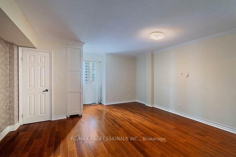 88 Charles Street E, Unit 702 thumbnail 29