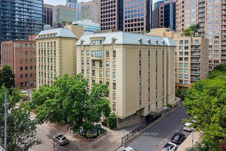 88 Charles Street E, Unit 702 thumbnail 3
