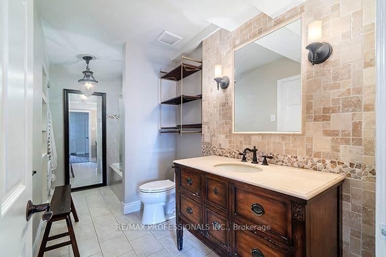 88 Charles Street E, Unit 702 thumbnail 31