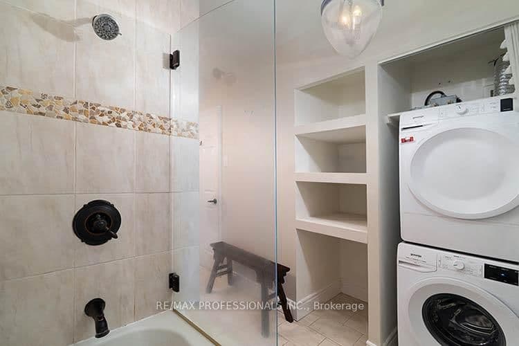 88 Charles Street E, Unit 702 thumbnail 32