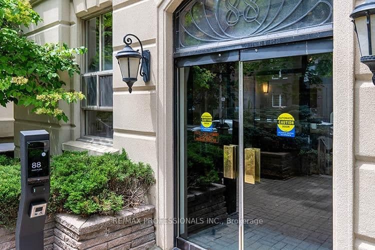 88 Charles Street E, Unit 702 thumbnail 4