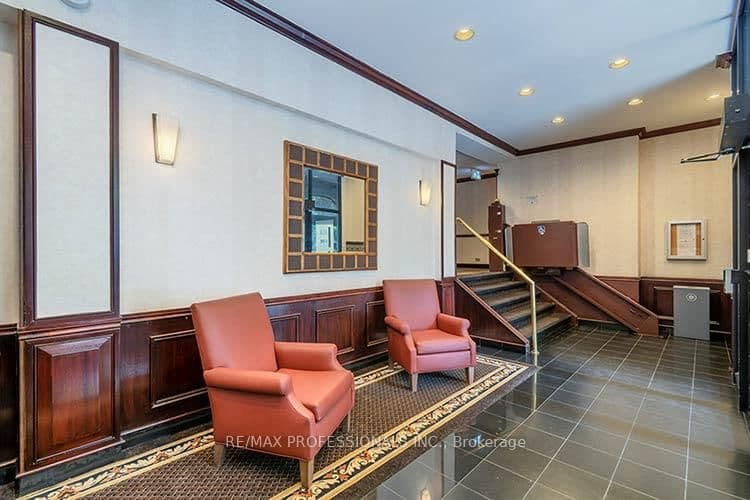 88 Charles Street E, Unit 702 thumbnail 5
