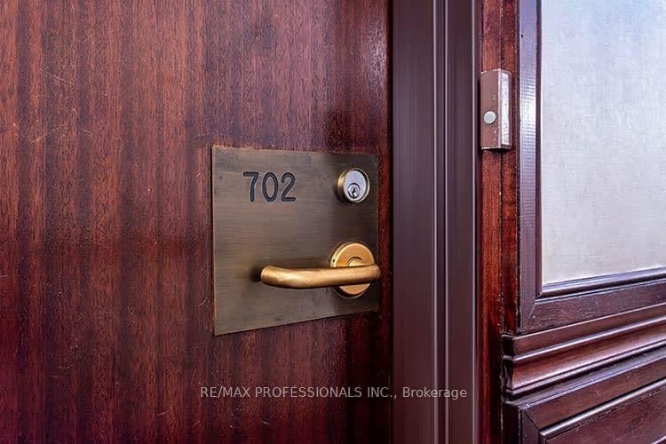88 Charles Street E, Unit 702 thumbnail 8