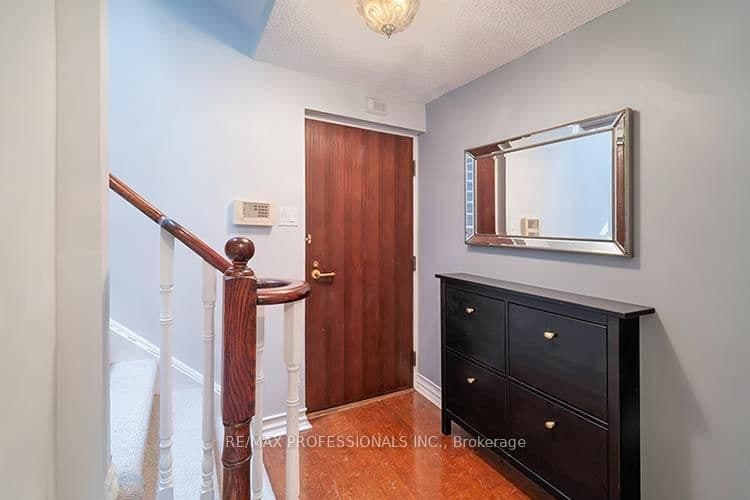 88 Charles Street E, Unit 702 thumbnail 9